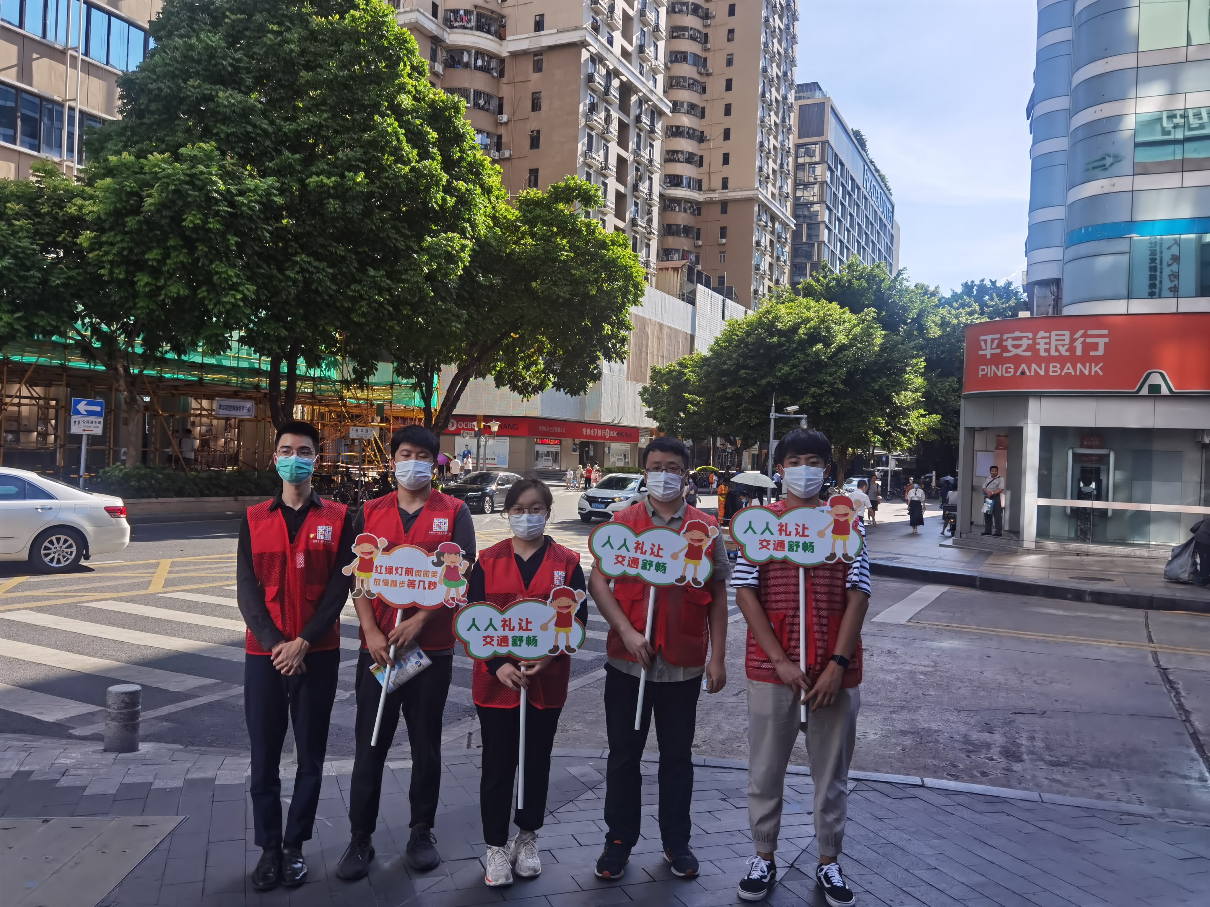 交通組黨員在振華路路口和中航路路口，勸導車輛、行人減速通過路口，安全文明出行.jpg